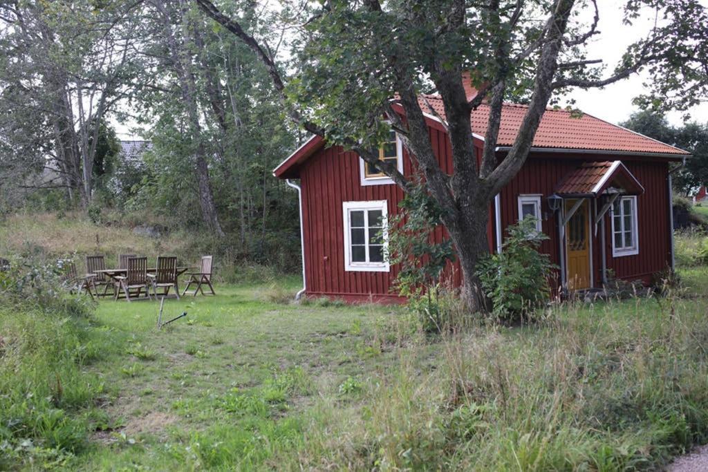 Sjoenaera Stuga Med Bat Och Bastu Ramkvilla Exterior foto
