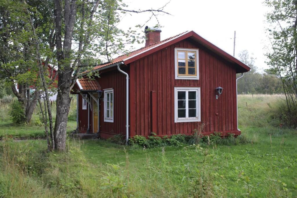 Sjoenaera Stuga Med Bat Och Bastu Ramkvilla Exterior foto